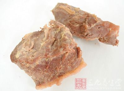 烙餅300克，圓白菜300克，裡脊肉200克，紅辣椒1根，大蔥半根