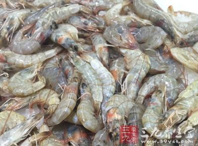 准備材料(二人份)：新鮮菠蘿2個，鮮蝦，新鮮鱿魚等
