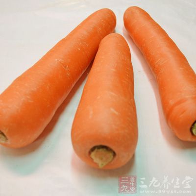 幾張墨西哥的玉米面薄餅(tortilla)，1 個青椒，1 個洋蔥，2 根胡蘿卜，2 個雞蛋，一點兒午餐肉