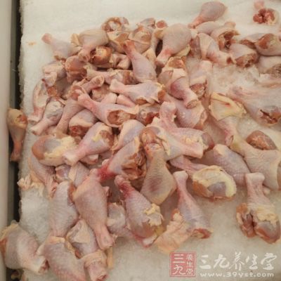 雞腿肉用刀背拍一下，切成大拇指甲大小的丁