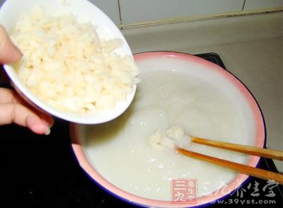 馬蹄粉加800克清水攪勻成無顆粒的粉水