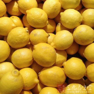 將檸檬去皮取肉