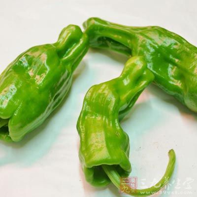 青紅椒洗淨去蒂切菱形塊