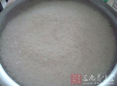將糯米淘洗干淨，在水中浸泡4小時