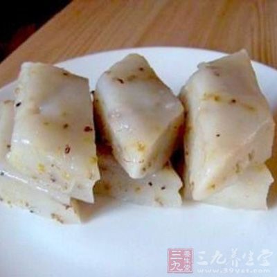 撒上曬干後的桂花，切成塊即成