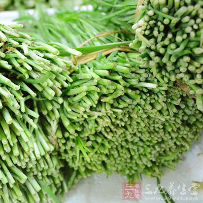 餃子皮250克，韭菜150克，綠豆芽150克，粉絲1支，蝦皮15克，雞蛋2個，鹽，雞精，糖，生抽，香油適量