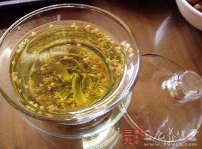 將桂花及冰糖置入杯中，用熱開水沖泡三分鐘， 過濾後即可飲用