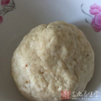 將300克面粉加入60克豬油,與適量清水揉成水油面團 將300克面粉加入60克豬油,與適量清水揉成水油面團