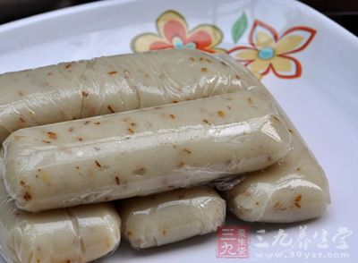 撒上曬干後的桂花，切成長方塊即成