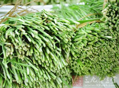 餃子皮250克，韭菜150克，綠豆芽150克，粉絲1支，蝦皮15克，雞蛋2個等
