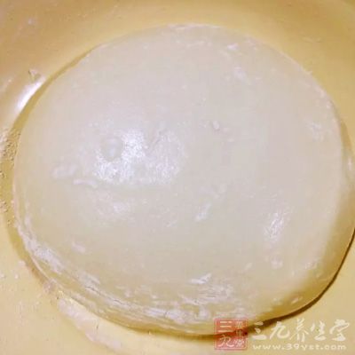 把加水後的面粉和成面團