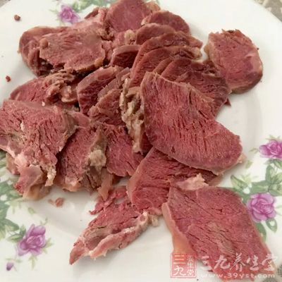 將熟牛肉和切成薄片