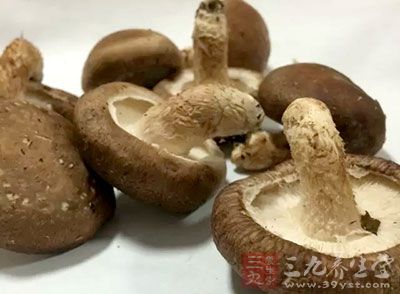 干蘑菇用溫水泡開洗淨