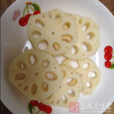 蓮藕洗淨,切成薄圓片用清水沖洗浸泡,去除藕粉 蓮藕洗淨,切成薄圓片用清水沖洗浸泡,去除藕粉