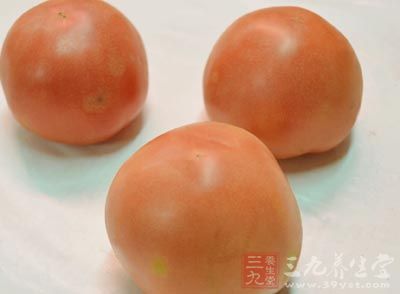 將西紅柿清洗干淨