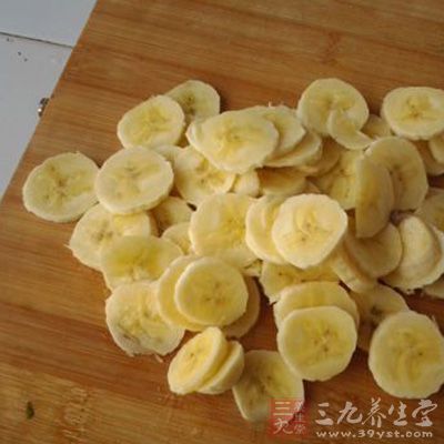 新鮮的香蕉切片備用