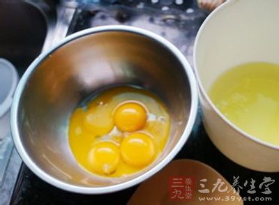 雞蛋從冰箱取出室溫回暖，打入無水無油的干淨盆中