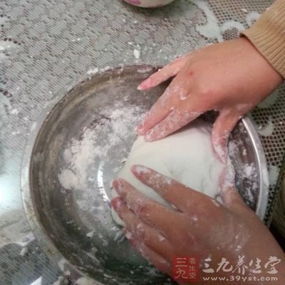 在面粉中加入適量的水，和成軟硬適中的面團