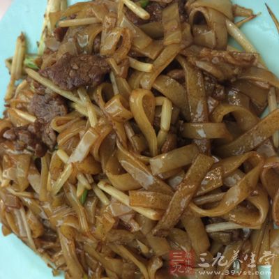 放入雞精炒勻，炒河粉完成