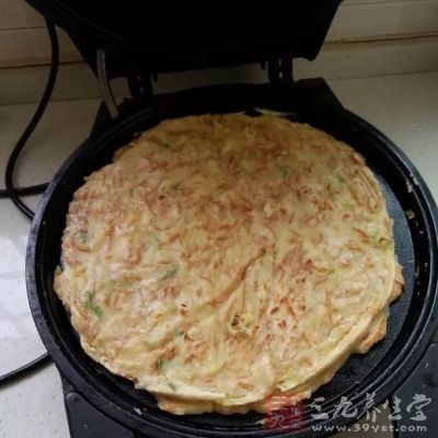 轉到平底鍋，讓面糊均勻鋪滿鍋底成圓餅狀