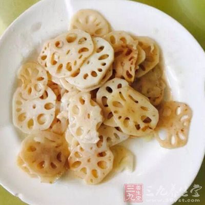 蓮藕切片，焯燙過涼備用