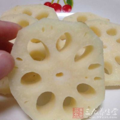 蓮藕切片後，放入加了白醋的水中浸泡洗掉澱粉備用