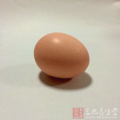 取雞蛋一只,麻油適量 取雞蛋一只,麻油適量