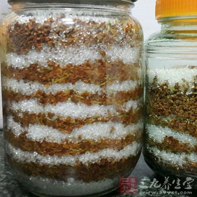 在玻璃瓶底層先鋪層糖，再把風干的桂花花瓣一層糖一層花瓣的裝瓶