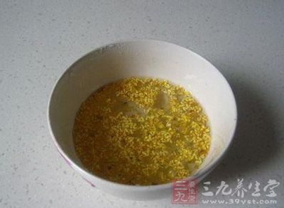 新鮮桂花才回來後，挑去雜質，放淡鹽水中浸泡一會