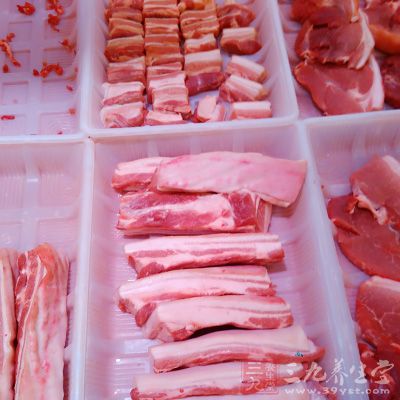 肋條肉洗淨均勻切塊，撈出瀝水待用