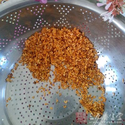 把采摘回來的桂花花瓣清理干淨，摘去花莖
