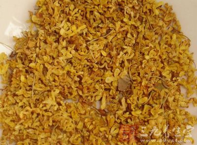  新鮮摘取的桂花挑去雜質和花梗備用