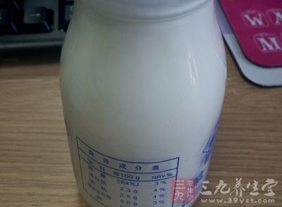 牛奶含有維生素D和鈣,使人的骨骼和牙齒強健 牛奶含有維生素D和鈣,使人的骨骼和牙齒強健