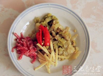 自己做的泡菜，切成碎末備用