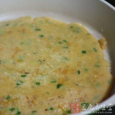 平底鍋放入少許油，燒熱後加入泡菜面糊，煎至金黃