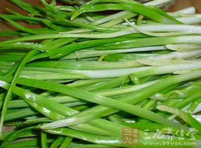 將准備好的蒜苗洗淨