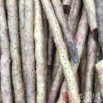 燒完後的山藥在水裡清洗一下 燒完後的山藥在水裡清洗一下