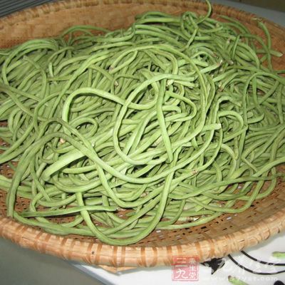 豇豆買回來後用個大竹盤裝著放在有陽光照射的地方，曬一下