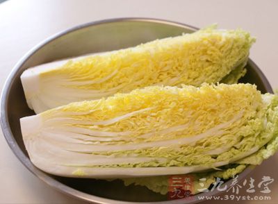 將白菜去除根和老幫後，用清水洗淨，瀝干水分，用刀切成4瓣