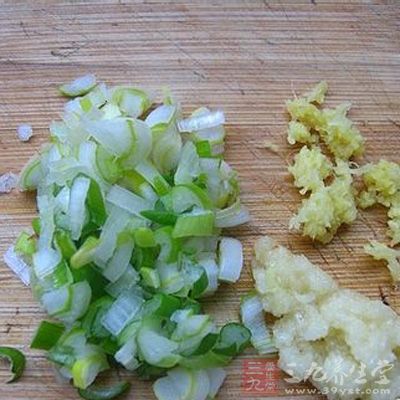 將洗淨的姜、蒜打成蓉