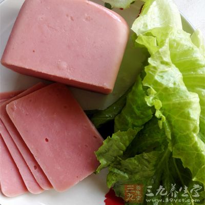冬瓜片及配料下鍋煮10分鐘後加入火腿片 冬瓜片及配料下鍋煮10分鐘後加入火腿片