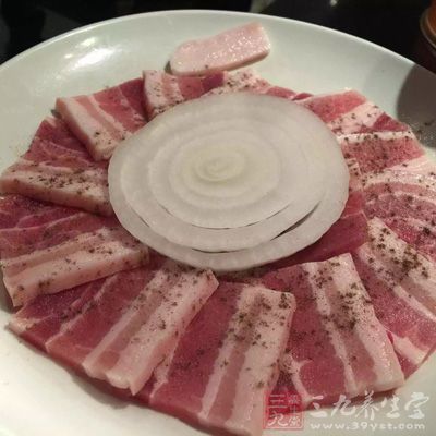 先將五花肉切片 先將五花肉切片