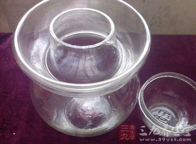 把泡菜壇子洗淨、吹干