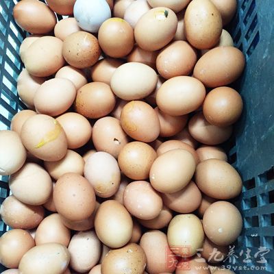 牛奶倒入打好的雞蛋