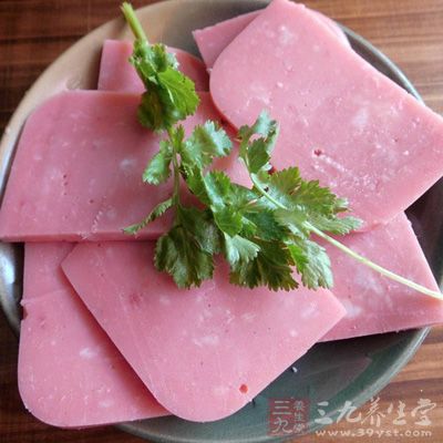 午餐肉切成4厘米左右見方的薄片