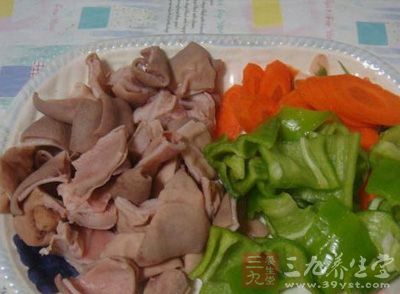 所有食材洗淨，該切片的切片，切塊的切塊