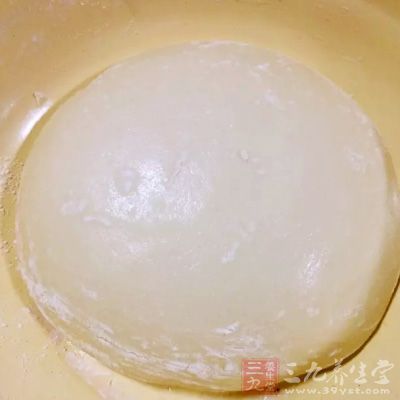 將高筋面粉、酵母、牛奶、雞蛋、黃油一起活成面團