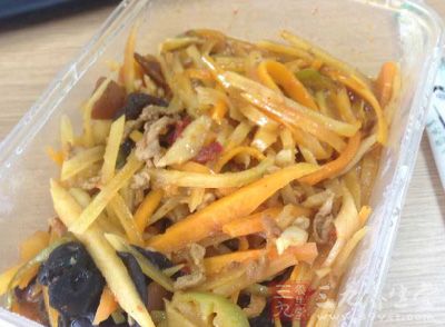 大家想在家裡做一份魚香肉絲，但是苦於沒有做法