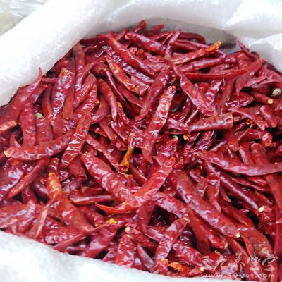 最好使用泡紅辣椒，用紅辣椒醬、豆豉次之