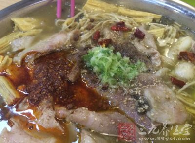 在飯店裡吃到的水煮肉片非常好吃。
